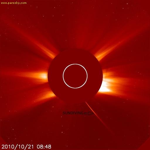 بو ژو Bo Zhou شکارچی دنباله دار اهل چین 19 اکتبر 2010 در تصاویر  coronagraph تاج نگار C3 رصد خانه فضای خورشید (SOHO) توانست خورشید خراشی جدیدی را کشف کند.