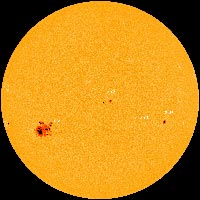 لکه های خورشیدی نقاط تیره رنگی هستند که دمای کمتری نسبت به نقاط دیگر خورشیدی داشته و در بعضی مواقع بر سطح خورشید  ظاهر میشوند.