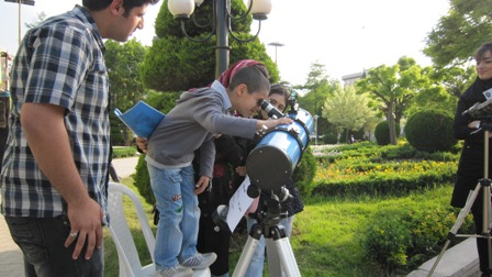 انجمن نجوم اِکلیل شمالی لاهیجان، به مناسبت هفته جهانی نجوم نمایشگاه و کارگاه ستاره شناسی برگزار کرد.