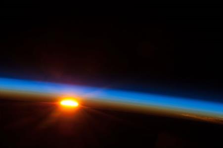 در ارتفاع 400 کیلومتری از سطح زمین، فضانوردان در هر شبانه‌روز 16 بار شاهد طلوع و غروب خورشید هستند. این تصویر نیز در روز 5 می / 15 اردیبهشت در چندصدکیلومتری شرق جزیره ایستر و بر فراز اقیانوس آرام جنوبی گرفته شده است.