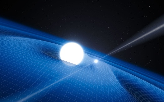 یک منظومه‌ دوگانه‌ ستاره‌ای به فاصله‌ تقریباً ۷۰۰۰ سال نوری از زمین، آزمایشگاه کیهانی منحصربفردی شده تا فیزیکدانان از طریق‌اش به بررسی هرچه‌بهتر ماهیّت نیروی جاذبه بپردازند. جاذبه‌ فوق‌العاده زیاد یک تپ‌اختر که در اطراف یک کوتوله سفید می‌چرخد، چندین