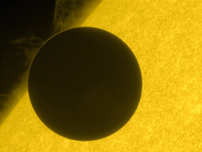 تصویر فضاپیمای مدرن هینود در هنگام گذر زهره از لبه خورشید