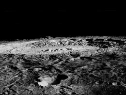 دهانه کوپرنیک؛ دهانه‌ای برخوردی بر سطح ماه به قطر 93 کیلومتر است که در دریای رگبارها واقع شده و از زمین نزدیک به مرکز قرص ماه دیده می شود؛ اما این نما از مدار ماه بسیار کم‌نظیر است.