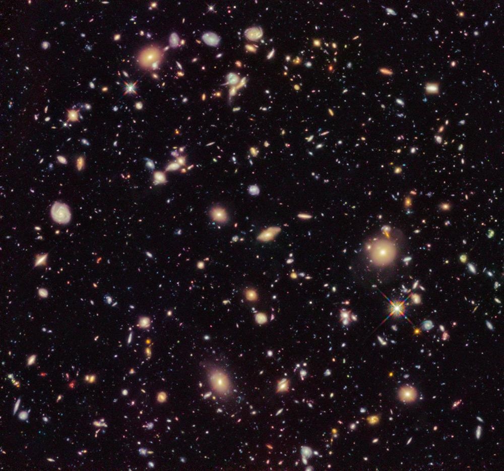 دانشمندان با استفاده از تصاویر جدید تهیه شده توسط دوربین میدان عمیق تلسکوپ فضایی هابل، رکورد دوردست‌ترین کهکشان‌های کشف شده تاکنون را شکستند. کهکشان تازه کشف‌شده 4.1 گیگاپارسک از زمین فاصله دارد.