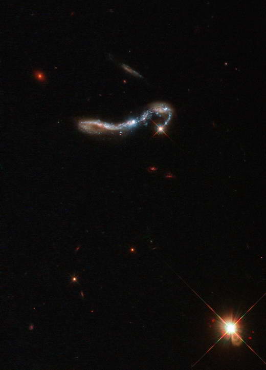 همچون قلابی کوچک و درخشان در آسمان تاریک به نظر می‌رسد؛ کهکشان ستاره‌زایی که از دوردست‌ها شبیه کفش گمشده سیندرلا در پهنه آسمان به نظر می‌رسد. این تازه‌ترین شاهکار تلسکوپ فضایی هابل است.