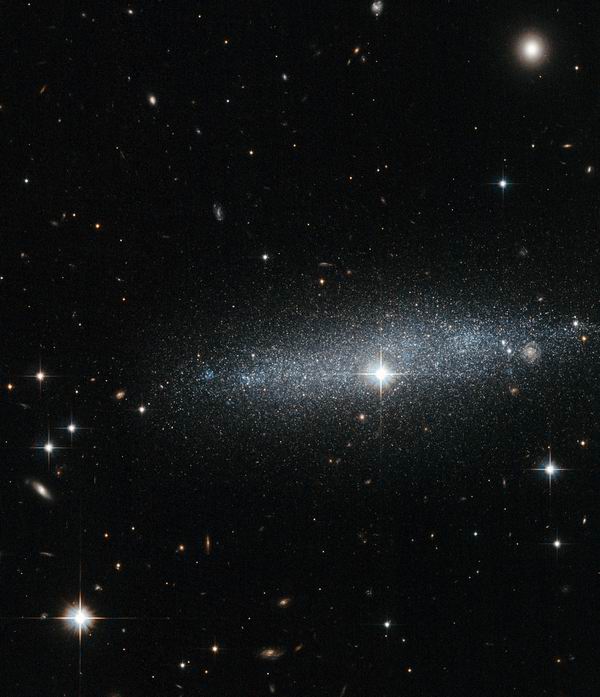 تلسکوپ فضایی هابل تصویری از  کهکشانESO 318-13 تهیه کرده است که کهکشانی بسیار زیبا و به قول هابل، پر زرق و برق می باشد.