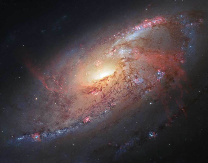 دو منجم آماتور که در واقع عکاسان نجومی هستند با کمک اطلاعات تلسکوپ فضایی هابل، یکی از بهترین تصاویری که تا به حال از کهکشان مارپیچی M106 دیده شده را گردآورده‌اند


