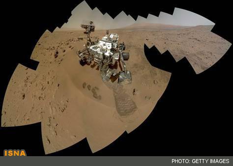 در آخرین روزهای سال 2012، ناسا یکی از جالب‌ترین پرتره‌های شخصی کاوشگر کنجکاوی را در مریخ به ثبت رسانده که در آن این ربات در برابر مقصد نهایی خود، کوه شارپ دیده می‌شود.