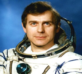یک فضانورد روس با تقدیر از هنرمندان حاضر در کمپین خیریه «سین هشتم؛ سرپناه»، تعدادی از یادبودهای فضایی خود را به طور نمادین برای حمایت از این حرکت خیرخواهانه اهدا کرد.