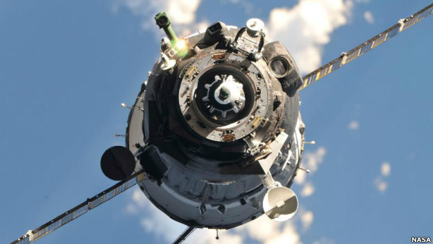 یک فضاپیمای سایوز روسی کمتر از شش ساعت پس از پرتاب از زمین، در ایستگاه فضایی بین المللی پهلو گرفت. پیش‌تر رسیدن به ایستگاه فضایی با کپسول فضایی سایوز، ۴۵ ساعت طول می‌کشید و فضانوردان باید ۳۰ بار دور زمین می‌چرخیدند.