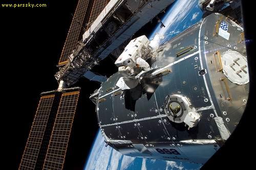 كريس كاسيدي و تام مارش‌بورن فضانوردان شاتل فضايي انديوور روز گذشته به مدت 4 ساعت و 54 دقيقه از ايستگاه بين‌المللي فضا خارج شدند و در اين راهپيمايي 2 دوربين را بر روي آزمايشگاه فضايي ژاپن 