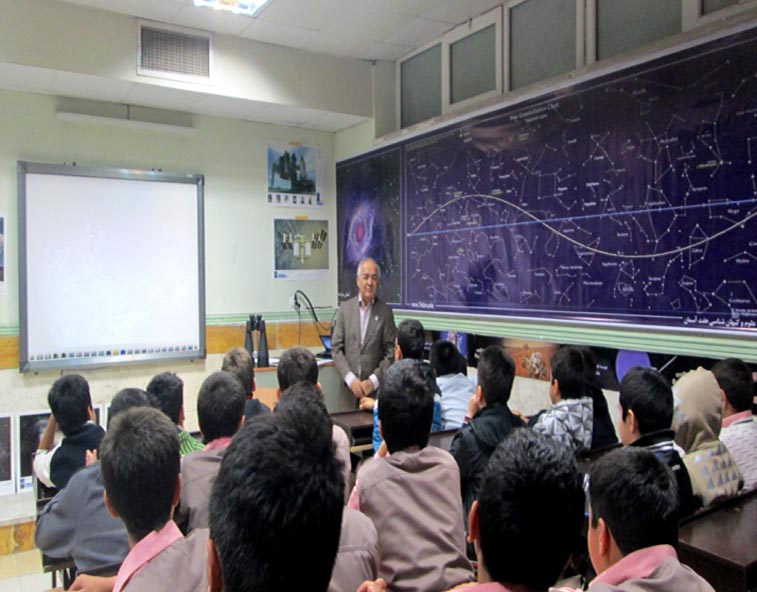 اتاق نجوم مدرسه نمونه دولتی شهید مطهری کرج به دست مهندس احمد دالکی افتتاح شد.
