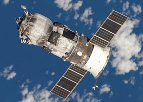 فضاپیمای باری بدون‌سرنشین روسیه به نام پروگرس 59 (M-27M)، پس از ناکامی در رسیدن به ایستگاه بین‌المللی فضایی، در جو زمین و بر فراز مرکز اقیانوس آرام منهدم شد.
