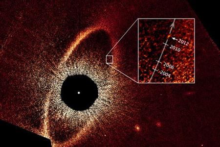 رصدهای جدید از ستاره آلفا-حوت جنوبی که منجر به تعیین مدار سیاره فراخورشیدی فم‌الحوت-ب شده، نشان می‌دهد که این ستاره نزدیک و سیاره فراخورشیدی جنجالی‌اش عجیب‌تر از آن چیزی است که پیش از این تصور می‌شد.