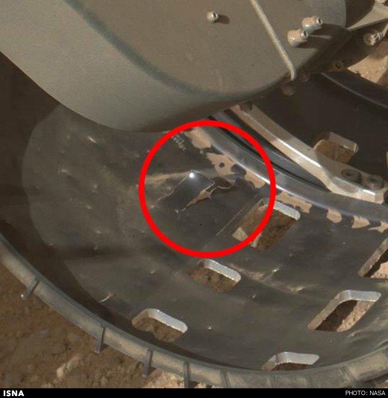 در تصاویر مخابره شده توسط مریخ نورد کنجکاوی ناسا، پارگی بر روی لاستیک چرخ سمت چپ دیده می‌شود.