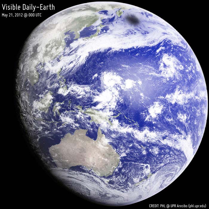 تصویر ماهواره MTSAT از خورشیدگرفتگی در میان ابرهای سفید و اقیانوس های آبی سیاره زمین
