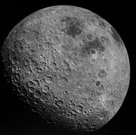 «معمای بلندی‌های طرف دور ماه» در سال 1959 و هنگامی مطرح شد که فضاپیمای شوروی به نام Luna 3 اولین تصاویر سوی تاریک ماه را به زمین ارسال کرد. این بخش سوی تاریک نام گرفت زیرا چون نور خورشید به آن نمی‌رسد.