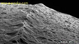 در استوای یاپتوس، قمر زحل، دیواره‌ای عظیم به ارتفاع 20 کیلومتر و درازای 1600 کیلومتر وجود دارد. دانشمندان حدس می‌زنند این دیواره از برخورد حلقه‌های گردوخاک و یخ به سطح این قمر تشکیل شده است.