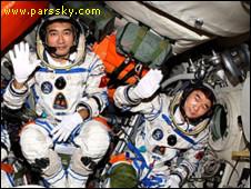 چین دومین سفینه جستجوگر خود را که در ماه فرود خواهد آمد با موفقیت پرتاب کرده است. هدف از این برنامه هموار کردن راه برای فرستادن فضانوردان چینی به کره ماه است.
