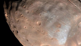 محققان ناسا در تحقیقات جدید خود اعلام کرده‌اند که بزرگترین قمر سیاره مریخ در اثر نیروهای جزرومدی در حال از هم پاشیدن بوده و انتظار می‌رود تا 30 تا 50 میلیون سال آینده از بین برود.