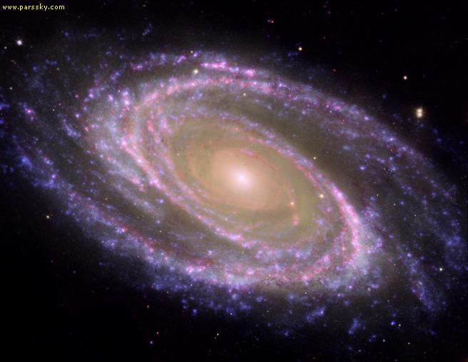تصویر بالا نمایی فوق العاده از کهکشان مارپیچی M81 را نشان می دهد که تصویری ترکیبی از تلسکوپ فضایی هابل و اسپیتزر است.این کهکشان در فاصله ی 12 میلیون سال نوری از زمین و در صورت فلکی دب اکبر قرار دارد و یکی از درخشانترین کهکشانهایی است که از زمین توسط