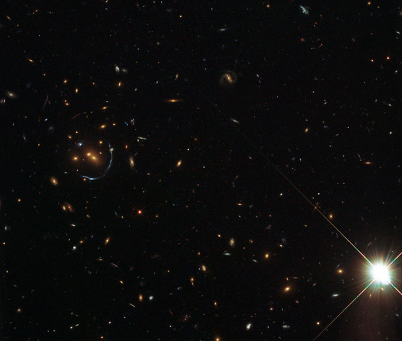 در نگاه اول ساختار عجیبی در اطراف خوشه کهکشانی تحت عنوان ال آر جی-4-606(LRG-4-606) مشاهده می شود.